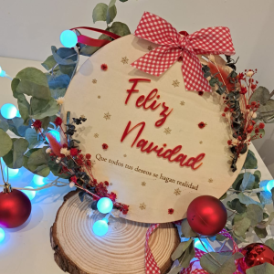 Corona navideña con flores preservadas